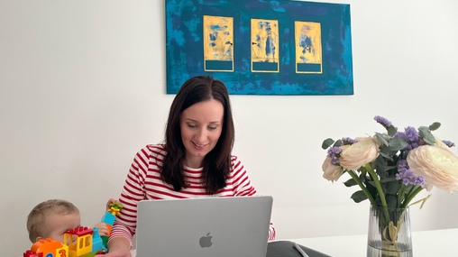 Pracovní notebook občas slouží jako přistávací dráha
