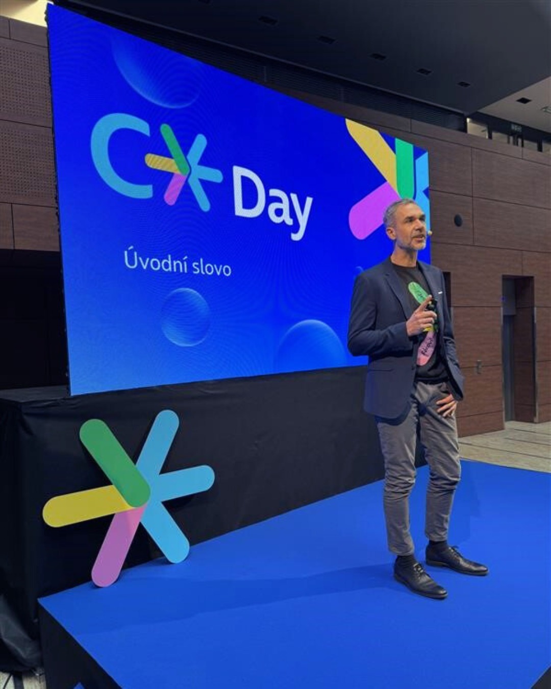 O2 CX Day. 💙 Další krok na naší cestě ke Customer centric transformaci a naplnění CX strategie. Aby měli naši zákaznicí více ze života nejen v reklamě, ale ve skutečnosti. ✨

A protože zákaznická zkušenost začíná zevnitř – každodenní prací kolegů, na interním CX Day jsme se společně bavili o tom, co O2 čeká a co musíme zlepšit, aby nás zákazníci zažili – Jednoduše, Inspirativně a Férově. 💚💛🧡

Samozřejmě, dobrou zkušenost s eventem jsme už tradičně podpořili menším občerstvením. 🧁☕

#o2zije #chcesvic #cx #cxday #cxtransformation #zakaznik #kolegove #kariera #pracevpraze